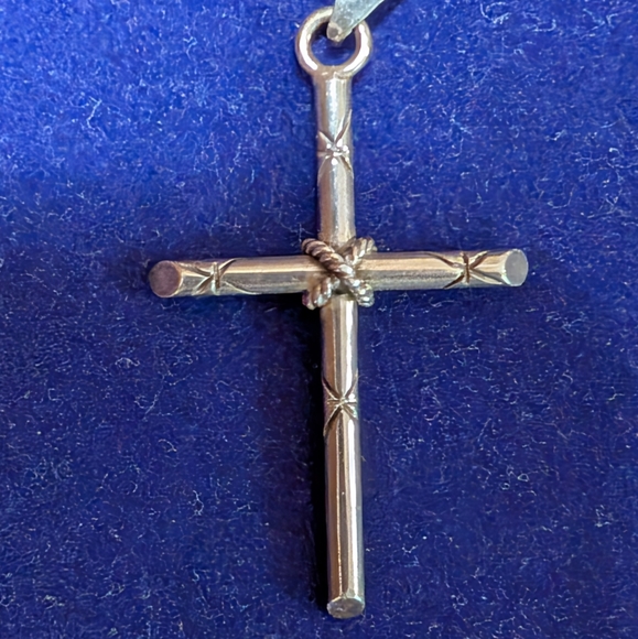 925 Solid Sterling Silver Cross Pendant - Picture 4 of 5